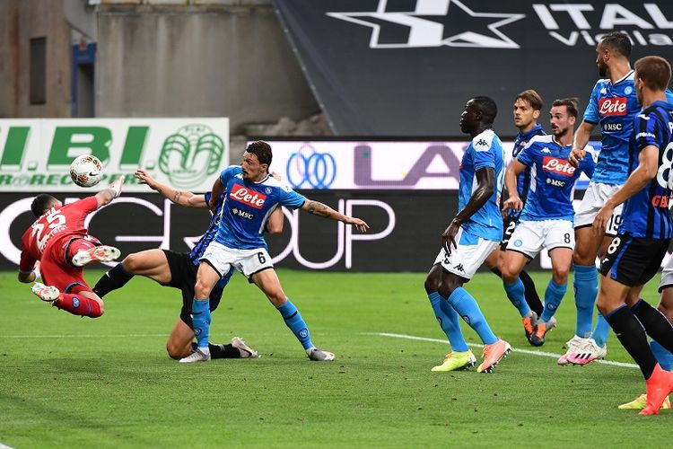 Kiper Napoli David Ospina (kiri) terlibat benturan dengan pemain Atalanta, Mattia Caldara, dan bek Napoli, Mario Rui (tengah), saat berusaha meraih bola pada laga Serie A Liga Italia Atalanta vs Napoli pada 2 Juli 2020 di Stadion Atleti Azzurri dItalia.