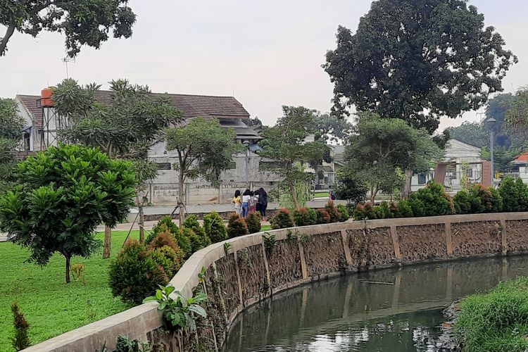 Dari kejauhan, anak-anak bermain di Ruang Terbuka Hijau (RTH) di sebelah Kali Cipinang, Rambutan, Ciracas, Jakarta Timur.