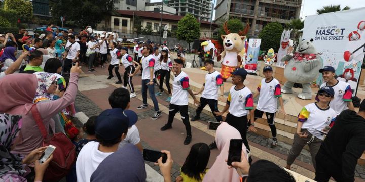 Sosialisasi Asian Games 2018 melalui kegiatan Mascot Asian Games on The Street di Jakarta beberapa waktu lalu.