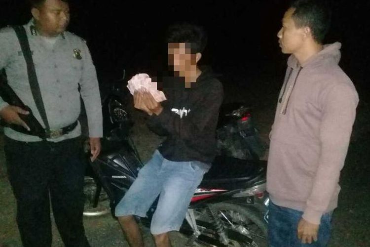 Pria diduga membawa uang palsu saat ditangkap aparat di Sumbawa. (Dok Polres).