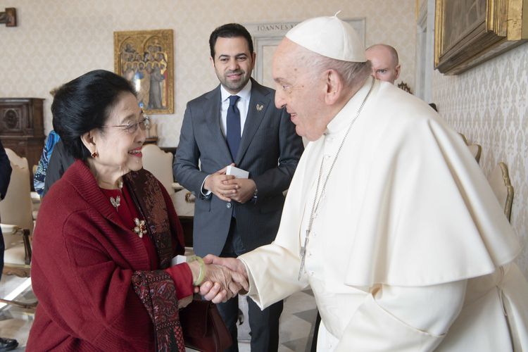 Presiden kelima RI sekaligus Ketum PDI-P Megawati Soekarnoputri bersalaman dengan Paus Fransiskus saat keduanya bertemu di Vatikan, Senin (18/12/2023). 