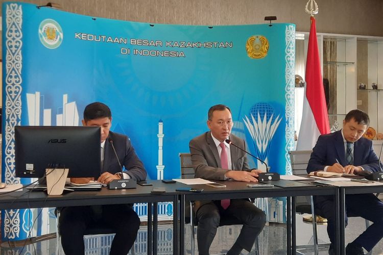 Duta Besar Kazakhstan untuk Indonesia Daniyar Sarekenov (tengah) pada Jumat (18/11/2022) di Jakarta. 
