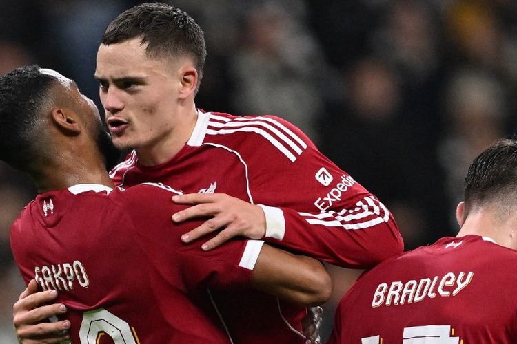 Penyerang Liverpool, Cody Gakpo, merayakan gol bersama Florian Wirtz pada partai matchday 3 Liga Champions Eintracht Frankfurt vs Liverpool bergulir di Deustche Bank Park pada Kamis (23/10/2025) dini hari WIB.