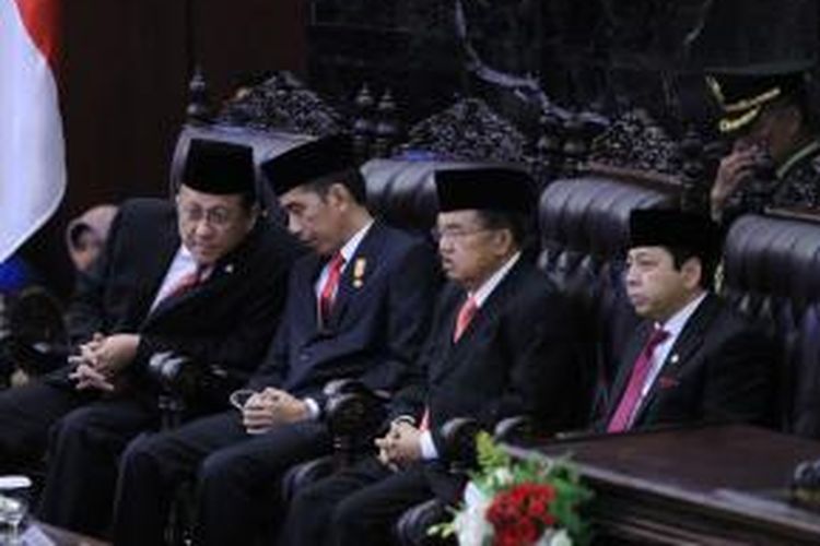 Ketua DPD RI, Irman Gusman (kiri), Presiden Republik Indonesia, Joko Widodo (kedua dari kiri), Wakil Pesiden RI, Jusuf Kalla (kedua dari kanan) dan Ketua DPR RI, Setya Novanto saat Sidang Paripurna MPR dalam rangka Sidang Tahunan MPR 2015 di Gedung Parlemen, Senayan, Jakarta, Jumat (14/8/2015).