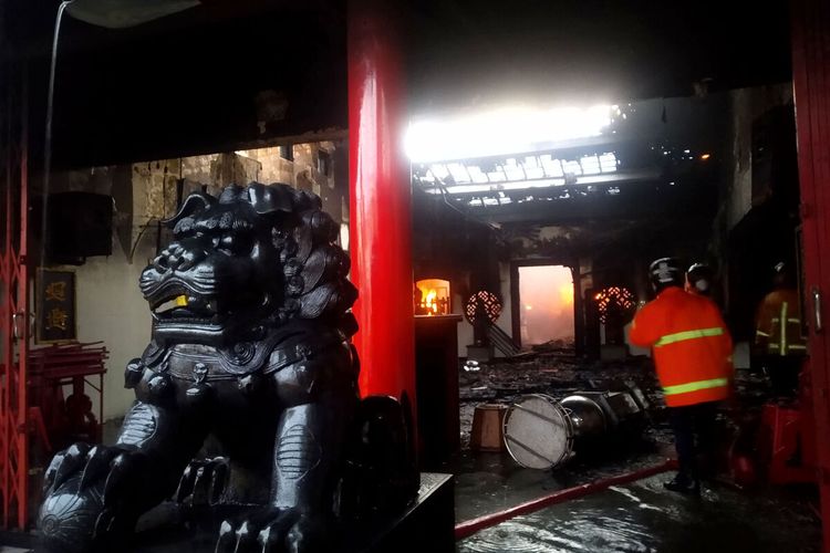 Petugas pemadam kebakaran berusaha memadamkan api yang membakar ruang depan dan ruang sembahyang di Klenteng Poo An Kiong, Kota Blitar, Senin (22/11/2021)