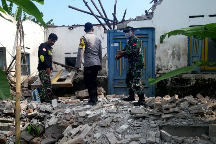 Atap dan tembok rumah warga di Kecamatan Selopuro, Kabupaten Blitar, Jawa Timur roboh akibat gempa bumi yang berpusat di selatan Kabupaten Malang, Sabtu (10/4/2021)