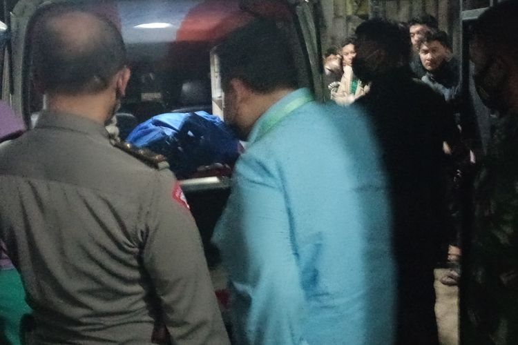 Petugas Kepolisian dan relawan sedang mengevakuasi mahasiswi yang ditemukan meninggal dunia di salah satu kos-kosan di Jalan Bunga Pinang Merah Kavling 17, Kota Malang, Jawa Timur pada Kamis (28/7/2022) malam.