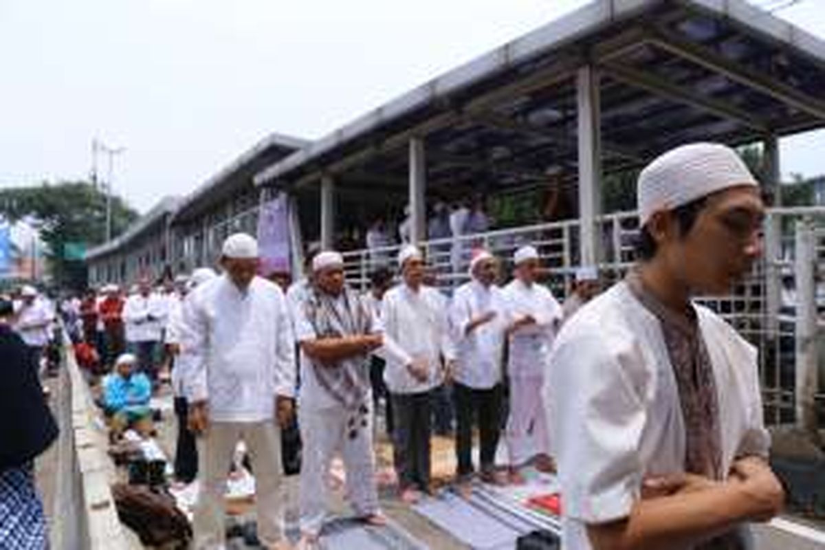 Massa pengunjuk rasa melaksanakan shalat Jumat di kawasan Masjid Istiqlal, Jakarta Pusat, Jumat (4/11/2016). Massa menggelar aksi menuntut Polri untuk menegakkan hukum dan memproses Basuki Tjahaja Purnama atau Ahok terkait pernyataannya yang dinilai menyinggung umat muslim di Indonesia.