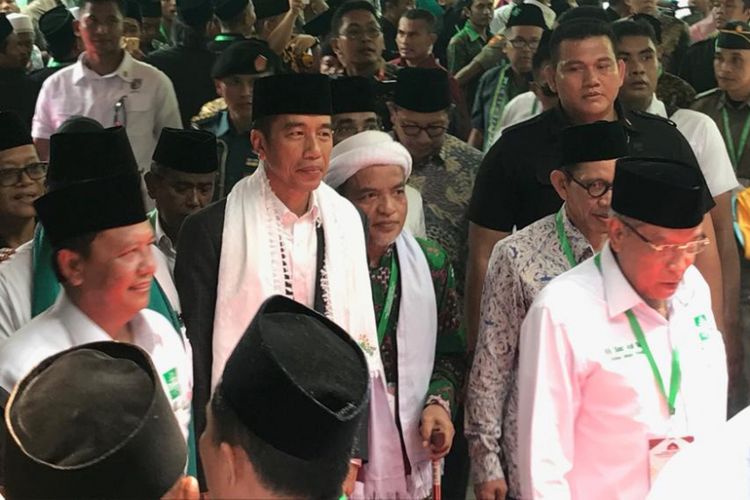 Presiden Joko Widodo saat menghadiri acara Musyawarah Nasional Alim Ulama serta Konferensi Besar NU di Pondok Pesantren Al Azhar Citangkolo, Banjar, Jawa Barat, Rabu (27/2/2019) siang. 