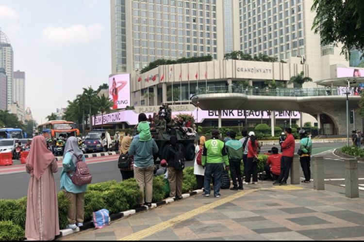 Warga Terpukau Parade Alutsista TNI di Bundaran HI, Lambaikan Tangan dan Teriak Komando 