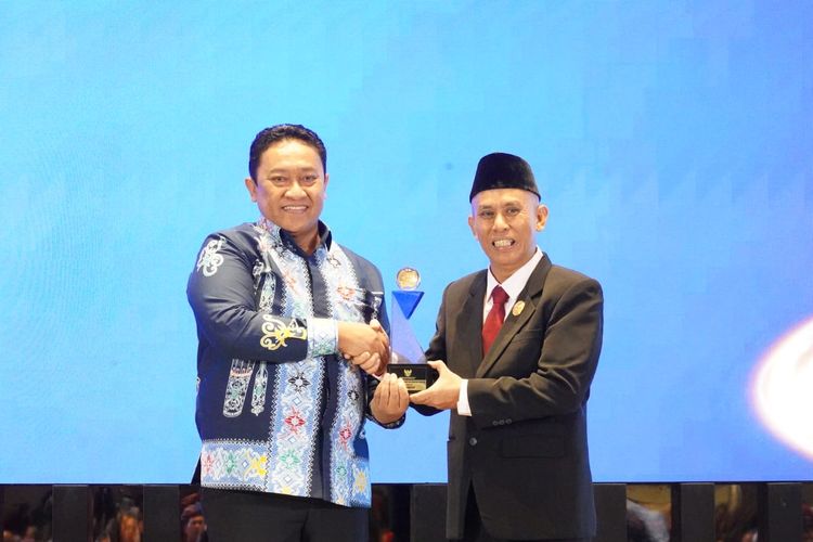 Wakil Gubernur (Wagub) Kalteng Edy Pratowo (kiri) dalam acara Anugerah Keterbukaan Informasi Publik 2024, di Mövenpick Hotel Jakarta City Centre, Jakarta, Selasa (17/12/2024).