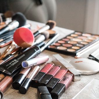 Ilustrasi produk makeup (dandanan).