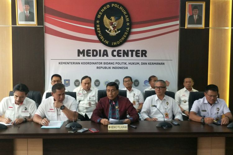 Menko Polhukam Wiranto menyampaikan keterangan pers di kantornya