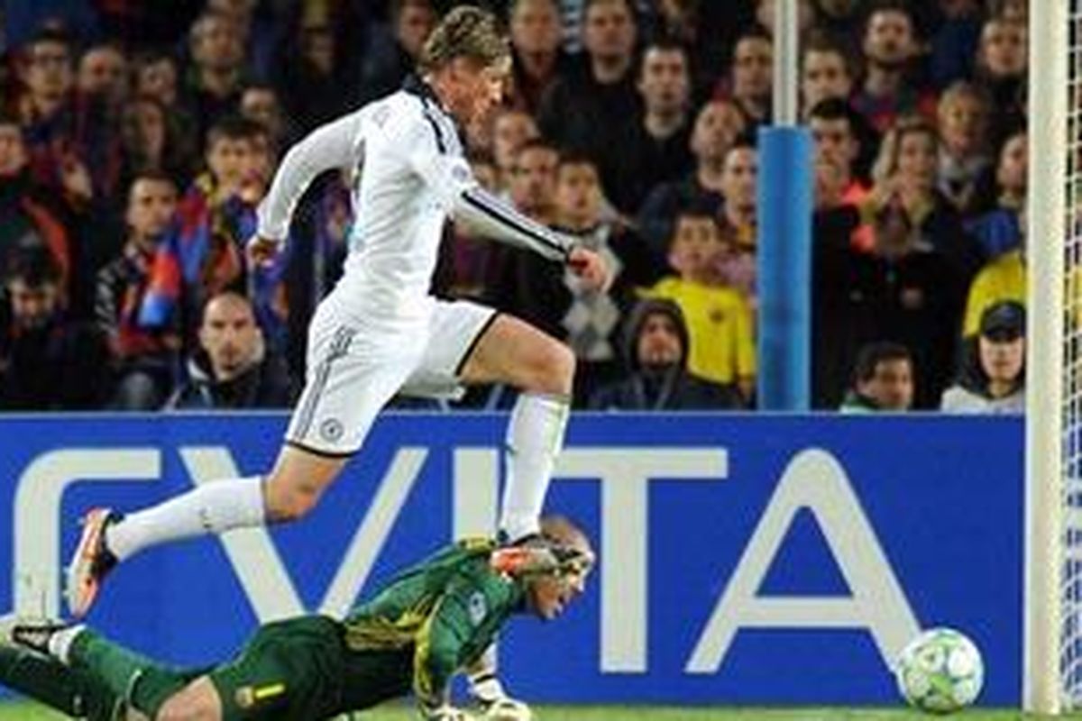 Striker Chelsea, Fernando Torres, mengecoh kiper Barcelona, Victor Valdes, kemudian mencetak gol. Gol Torres ini membuat Chelsea menahan Barcelona 2-2 pada leg kedua semifinal Liga Champions (unggul agregat 3-2), Selasa atau Rabub (25/4/2012) dini hari WIB, dan lolos ke babak final.