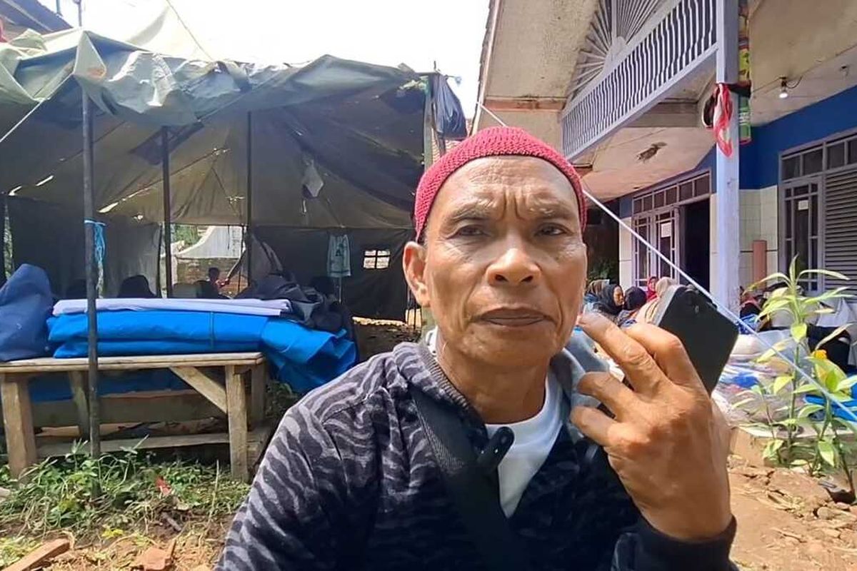 Amas (60) warga asal RT 7 RW 9 Kampung Condong, Desa Wargaluyu, Kecamatan Arjasari, Kabupaten Bandung, Jawa Barat, yang selamat dari longsor yang terjadi Jumat lalu