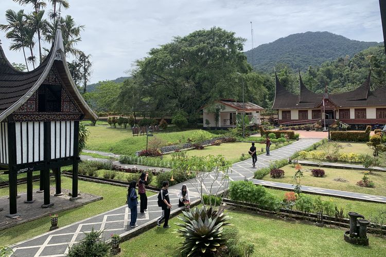 Museum Bustanil Arifin didirikan oleh Menteri Koperasi RI kedua era 1978-1993, almarhum Bustanil Arifin pada 8 Agustus 1988. Saat ini, Museum Bustanil Arifin dikenal juga sebagai Pusat Dokumentasi dan Informasi Kebudayaan Minangkabau (PDIKM).