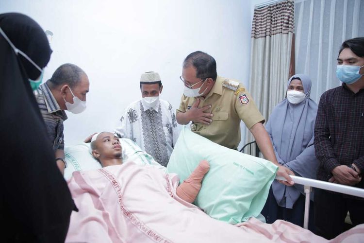 Wali Kota Makassar, Mohammad Ramdhan ‘Danny’ Pomanto menjenguk kedua korban penyerangan mahasiswa asal Kota Palopo dan Kabupaten Bone yang kini masih dalam perawatan di rumah sakit berbeda yakni di Rumah Sakit Angkatan Darat (RSAD) Pelamonia dan Rumah Sakit Umum Provinsi (RSUP) Wahidin Sudirohusodo.