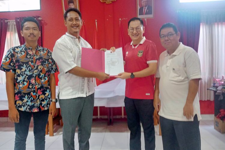 Isyak Meirobie saat mendaftar pilkada di kantor DPC PDI Perjuangan Belitung, Provinsi Kepulauan Bangka Belitung, Minggu (28/4/2024).