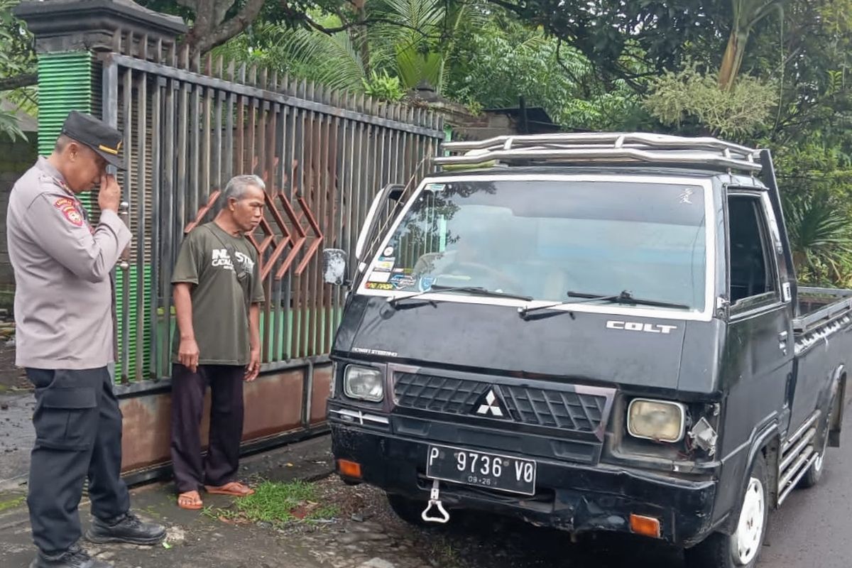 Polisi saat melakukan olah tempat kejadian perkara menyusul terjadinya kecelakaan beruntun yang melibatkan empat unit kendaraan bermotor terjadi di Banyuwangi, Jawa Timur, Rabu (24/4/2024).