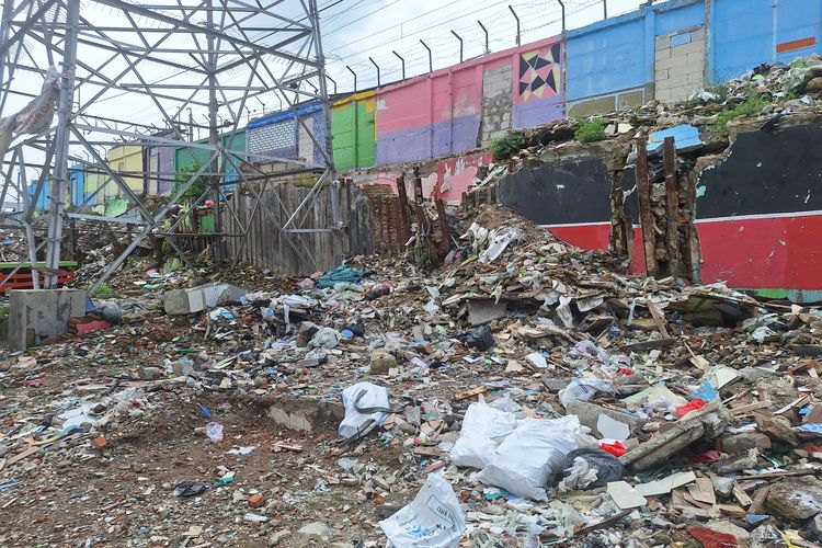 Lokasi bekas penggusuran Gang Royal yang kini masih penuh dengan tumpukan puing dan sampah.