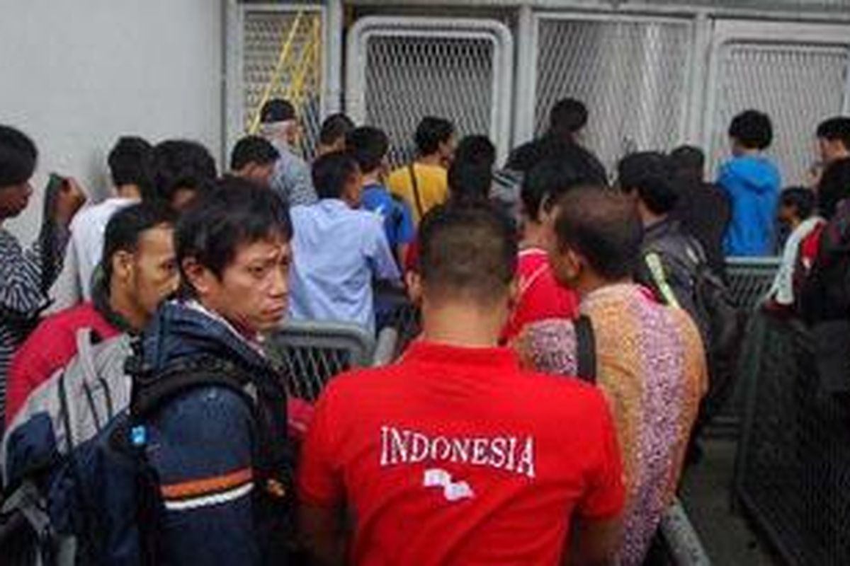 Antusiasme penonton semifinal Piala AFF 2010 sunggu luar biasa. Antrean pembeli tiket terjadi berhari-hari.