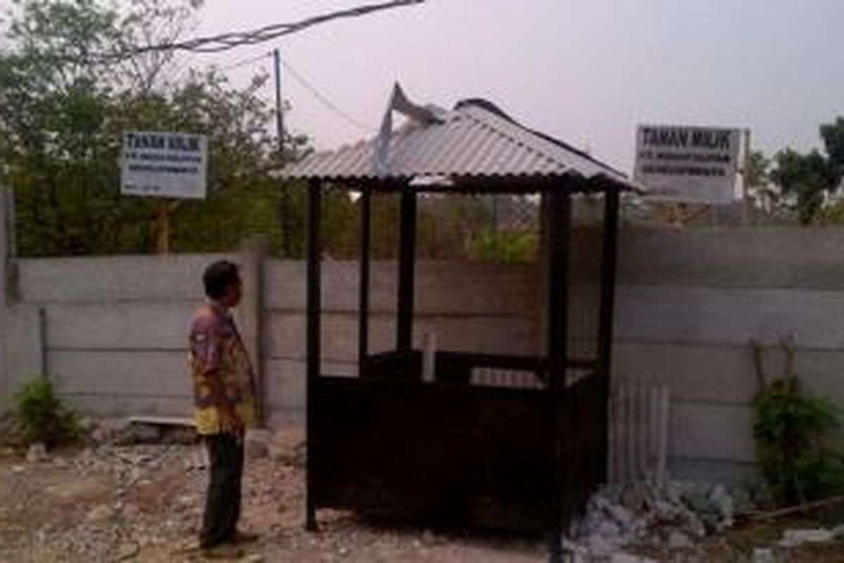 Tembok beton yang menutup Jalan Pinang Dua Ujung, di Kampung Kramat, Limo, Depok. Akibat hal ini puluhan warga di kampung itu terisolasi, sejak sebulan lalu. 