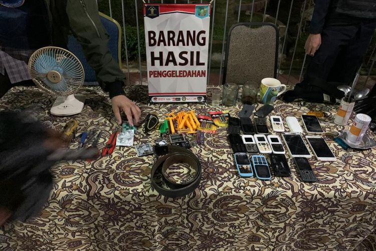 Belasan telepon genggam, obat-obatan medis, alat dapur, baterai hingga senjata tajam ditemukan di kamar warga binaan Lembaga Pemasyarakatan Kelas II A Karawang saat dilakukan inspeksi mendadak (sidak) petugas gabungan, Selasa (6/4/2021) malam.