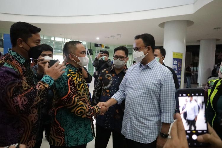 Gubernur DKI Jakarta, Anies Baswedan saat tiba di Bandara Sepinggan, Balikpapan, Kaltim, Senin (13/3/2022). 