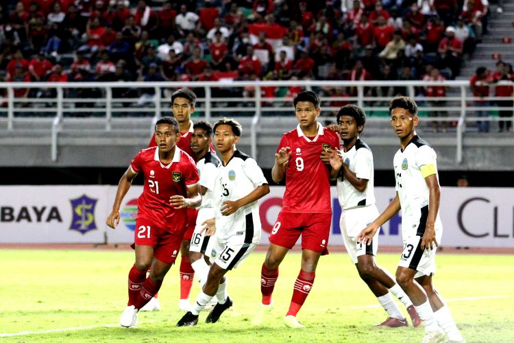 Aksi pemain timnas U20 Indonesia, Hokky Caraka (tengah), saat menghadapi Timor Leste pada pertandingan pertama Grup F Kualifikasi Piala Asia U20 2023.  Laga timnas U20 Indonesia vs Timor Leste tersebut digelar di Stadion Gelora Bung Tomo, Surabaya, pada Rabu (14/9/2022) malam WIB. 