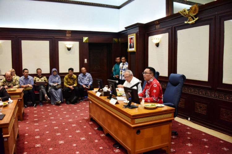 Menteri Pekerjaan Umum dan Perumahan Rakyat (PUPR) Basuki Hadimuljono memimpin rapat soal rencana teknis dan preventif bencana banjir di Jawa Barat bersama sembilan kepala daerah.

Rapat tertutup itu berlangsung di Gedung Sate, Jalan Diponegoro, Kamis (16/1/2020). Hadir dalam kesempatan itu, Bupati Bogor Ade Yasin, Bupati Bandung Barat Aa Umbara,
Wakil Bupati Subang Agus Maskur, Wakil Bupati Karawang Ahmad Zamakhary dan beberapa perwakilan kepala daerah lainnya.