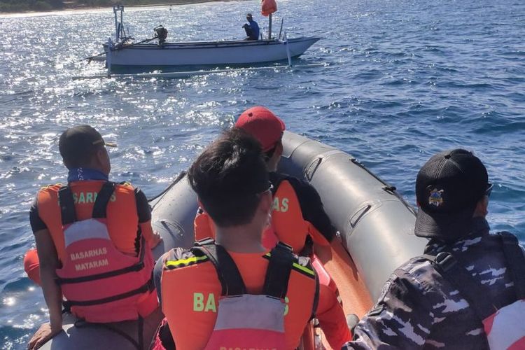 Tim pencarian dan pertolongan (SAR) menggunakan perahu karet bermesin melakukan upaya pencarian Lydie Annie Mauricette (50), warga Prancis yang hilang saat berenang, di Gili Trawangan, Kabupaten Lombok Utara, NTB, Senin (19/12/2022). 
