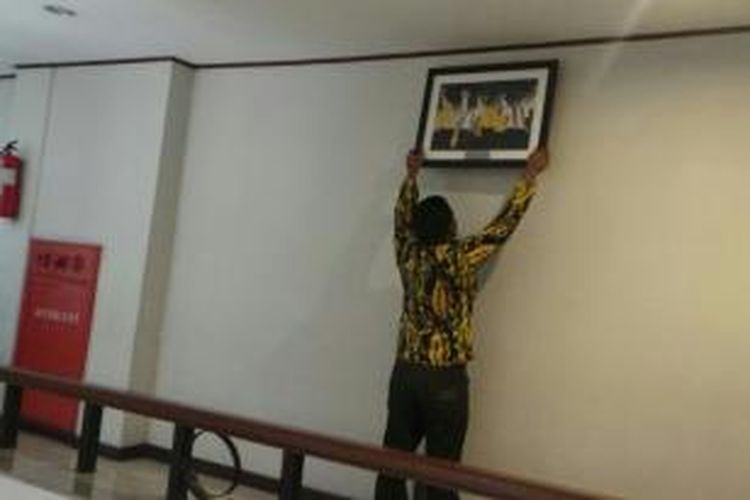 Foto-foto Aburizal Bakrie dicopot dari Kantor DPP Golkar, Slipi, Jakarta Barat, Rabu (10/12/2014).