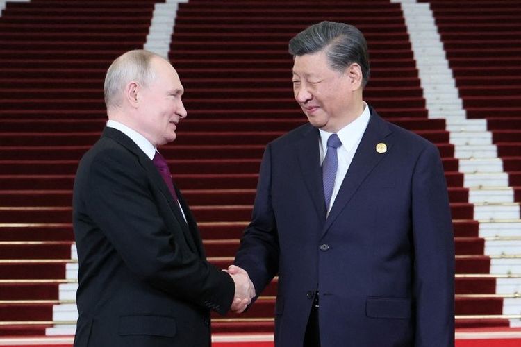 Presiden Rusia Vladimir Putin (kiri) bersalaman dengan Presiden China Xi Jinping (kanan) saat tiba untuk pertemuan ketiga Belt and Road Initiative Forum di Beijing, China, Selasa (17/10/2023).