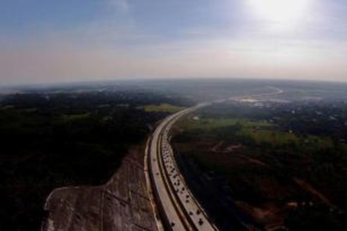 Arus mudik kendaraan dua hari menjelang Idul Fitri di ruas tol pantura (Cipali dan Palikanci), Jawa Barat, tersendat sepanjang 42 kilometer, Rabu (15/7/2015). Arus kendaraan terpantau tersendat dari Ciperna (Tol Palikanci) kilometer 205 hingga Majalengka (Tol Cipali) kilometer 163. 