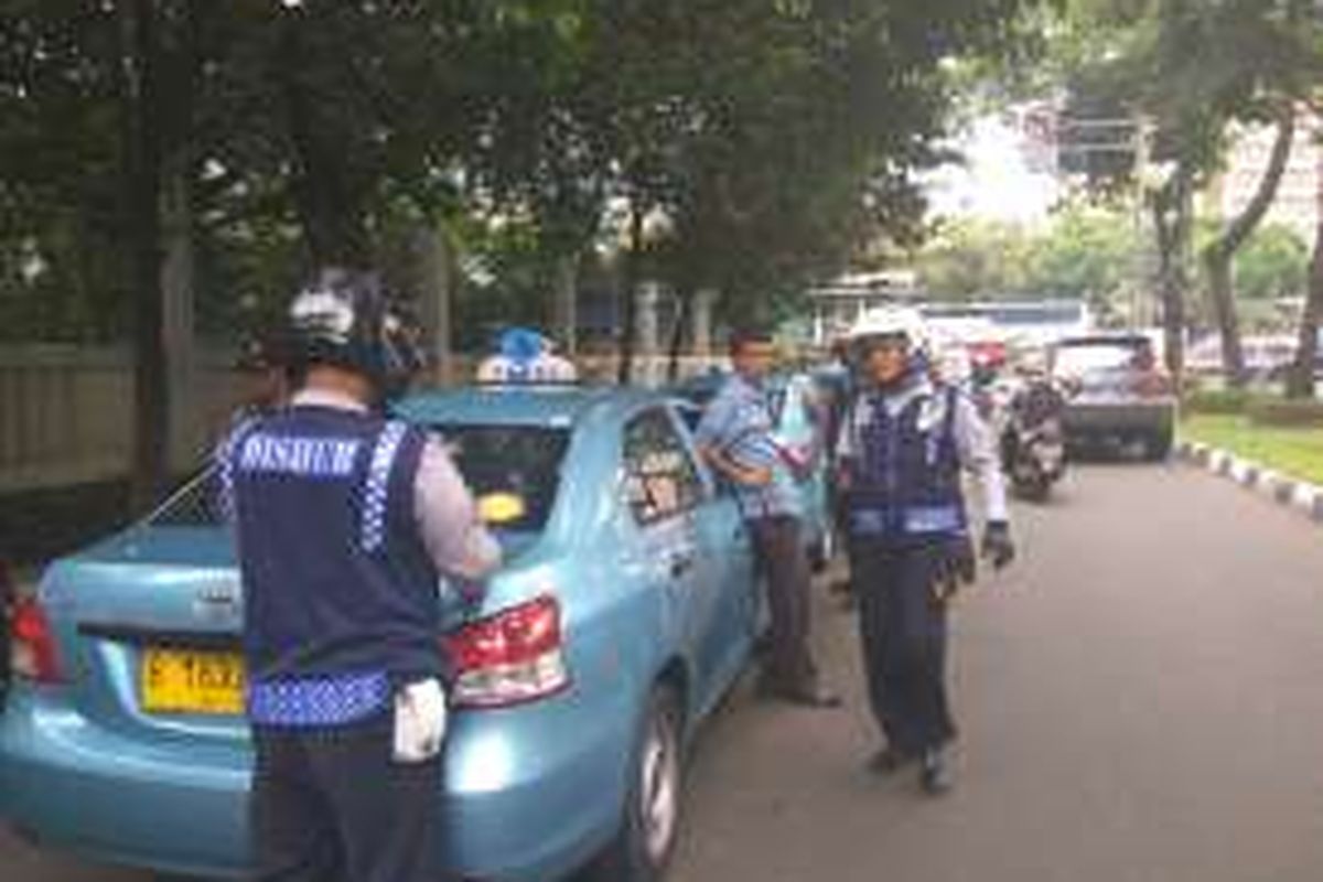 Suku Dinas Perhubungan Jakarta Selatan merazia kendaraan yang parkir liar di Jalan Widya Chandra, Kuningan Barat, Jakarta Selatan, Kamis siang (27/10/2016).