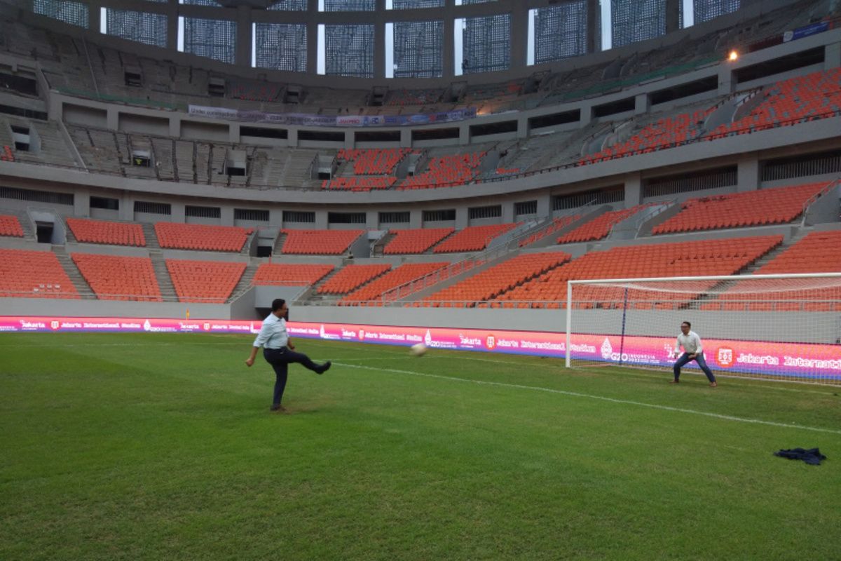 Gubernur Jawa Barat Ridwan Kamil saat berduel adu penalti bersama Gubernur DKI Jakarta Anies Baswedan di Jakarta International Stadium (JIS), Jakarta, Rabu (16/2/2022).