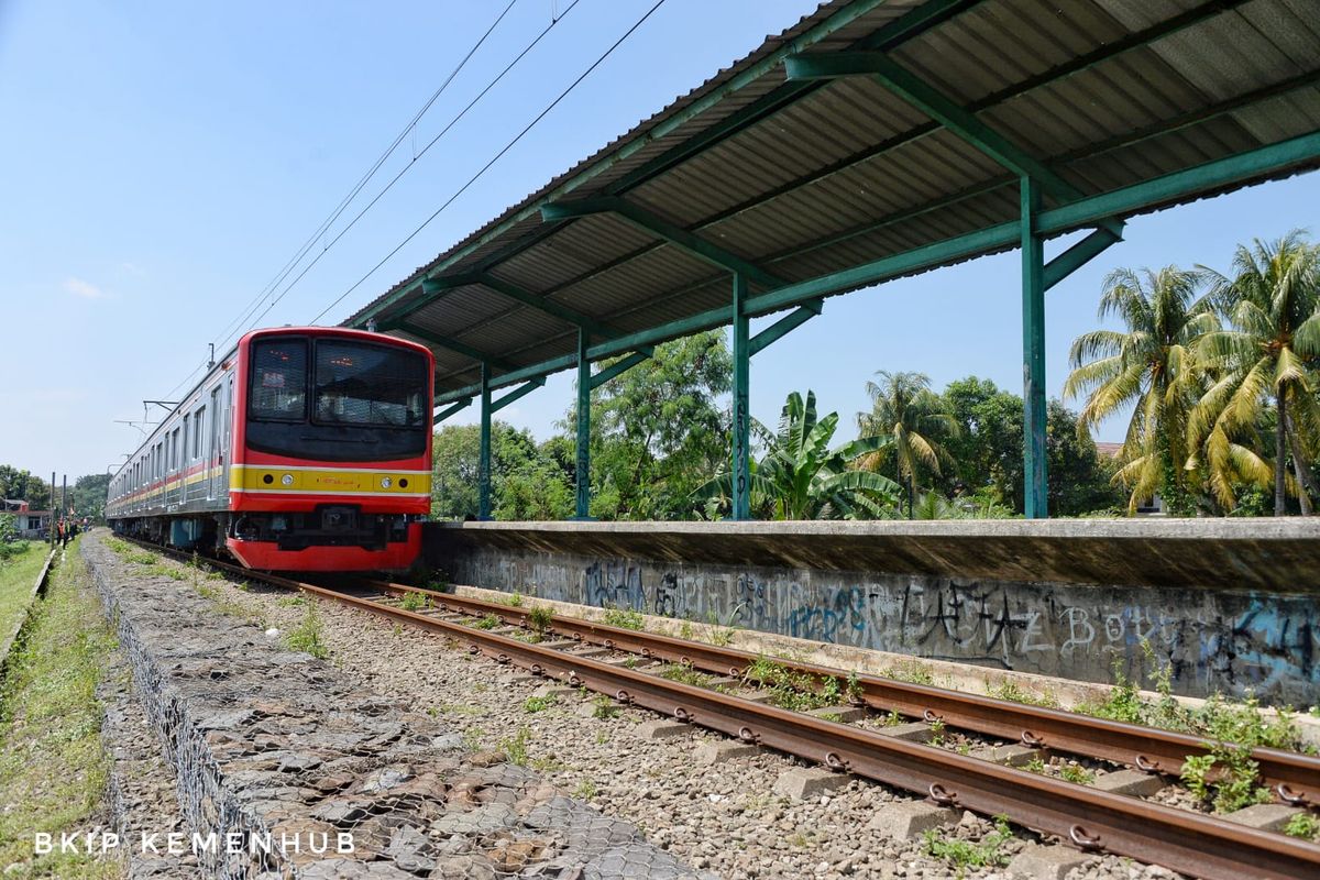 KRL melintas di Stasiun Pondok Rajeg