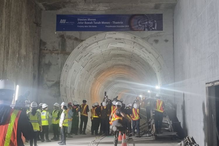 Progres pembangunan Tunnel Stasiun Monas MRT Jakarta menuju Stasiun Bundaran HI pada Kamis (25/1/2024). Terowongan sepanjang 356 meter ini merupakan bagian dari pembangunan MRT Jakarta Fase 2A CP 201 progresnya telah mencapai 68,79 persen.