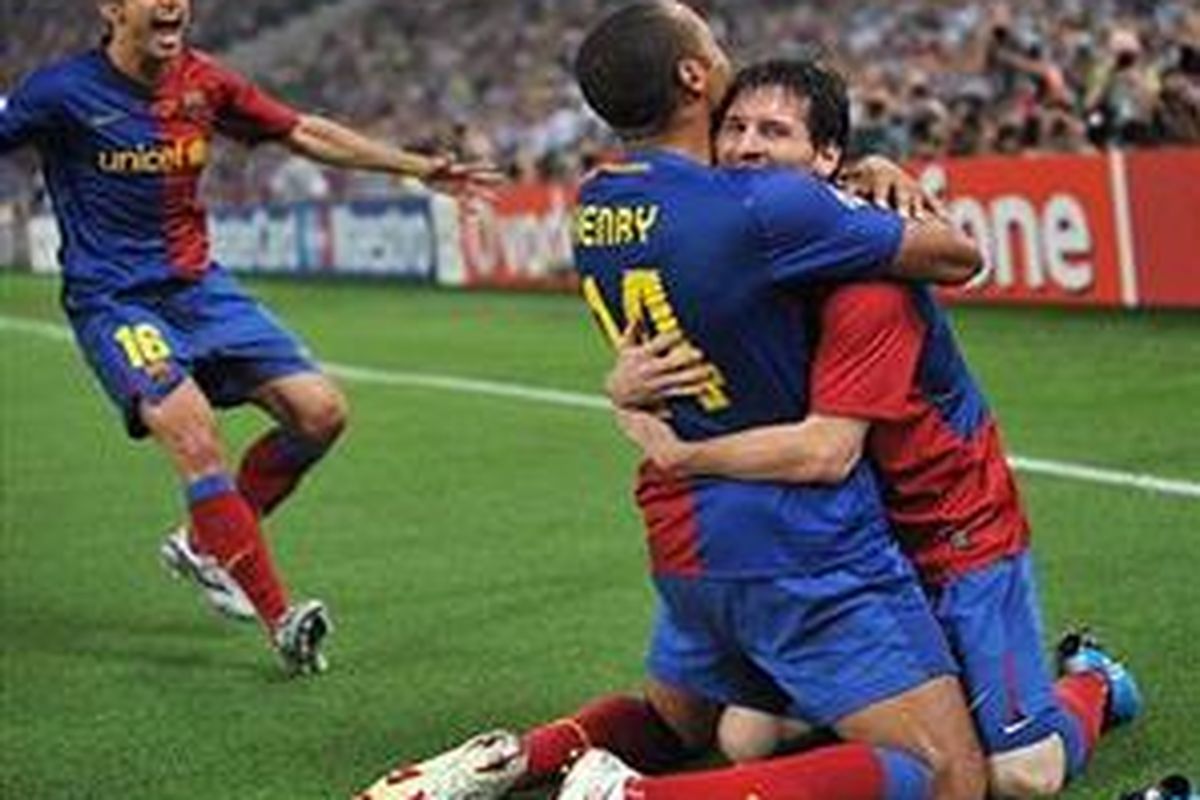 Striker Barcelona, Lionel Messi (kanan), memeluk Thierry Henry usai mencetak gol ke gawang Manchester United pada final Liga Champions, Kamis (28/5) dini hari WIB.