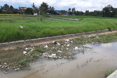 Petani Buat Sayembara untuk Tangkap Pembuang Sampah di Selokan Mataram