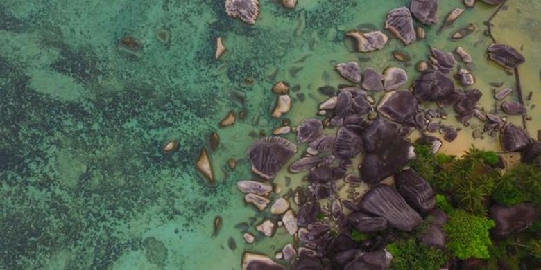 Alif Stone Park adalah taman laut berbatu yang masuk dalam objek wisata Geopark Nasional di Kabupaten Natuna. 