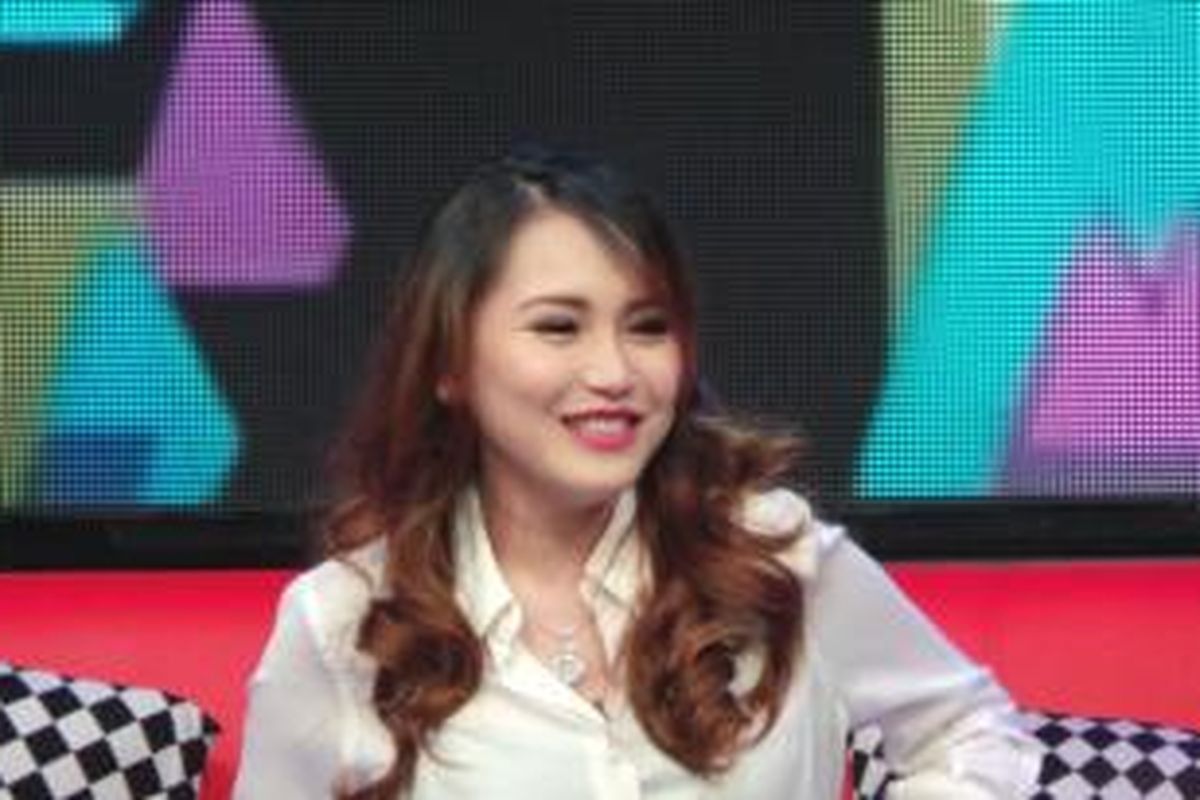 Pada Senin (20/1/2014) di Jakarta, ketika ditanya dalam sebuah acara televisi mengenai rencana perceraiannya dari Henry Baskoro Hendarso atau Enji, Ayu Ting Ting meminta didoakan agar semua berjalan lancar dan ia mengaku tak ragu untuk mengakhiri perkawinannya.