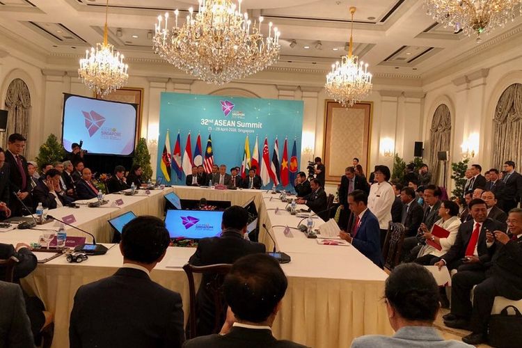 Kepala Negara ASEAN menggelar pertemuan bersama di KTT ASEAN ke-32 di Singapura, Jumat 28 April 2018