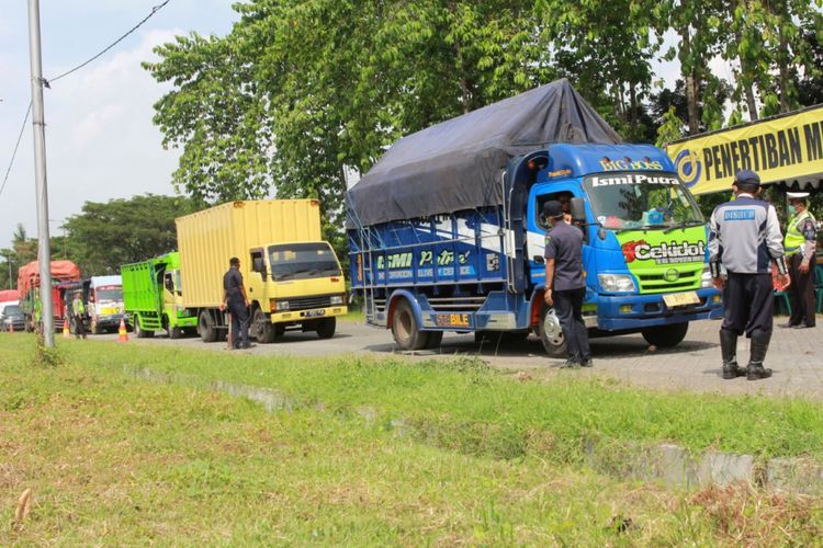 Penindakan terhadap truk overload dan overdimensi di Tol Surabaya-Gempol, Jawa Timur, Rabu (25/4/2018).