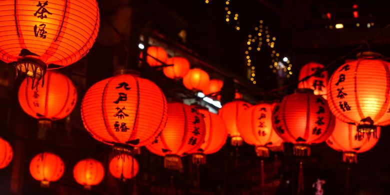 Imlek selalu dimeriahkan dengan tradisi pemasangan lampion warna merah di teras rumah yang menyemarakkan jalanan. 