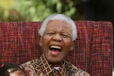 Mengenang Nelson Mandela, yang Lahir Hari Ini 103 Tahun Lalu...