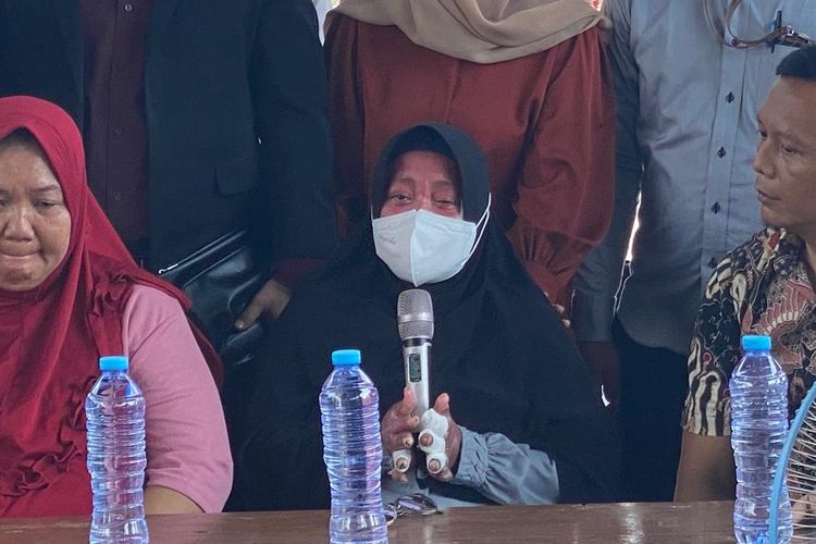 Salah satu korban yang selamat bernama Iis (25) saat menceritakan lima anggota keluarganya yang meninggal dunia akibat kebakaran Depo Pertamina Plumpang. 