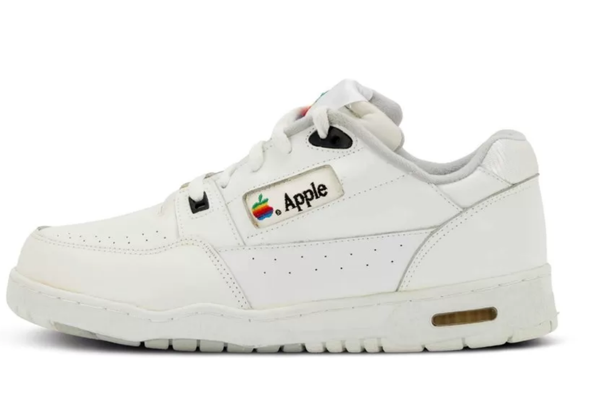 Sepatu Apple buatan tahun 1990-an laku di pelelangan dengan harga ratusan juta