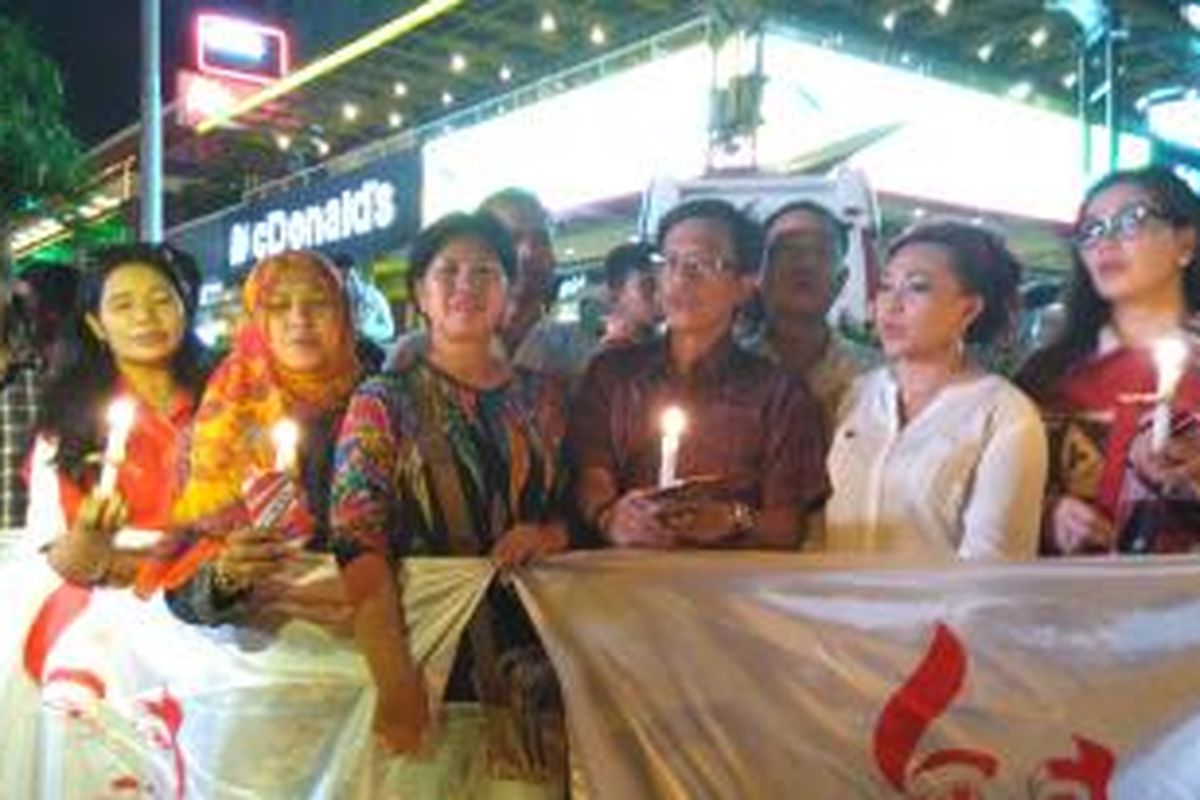 Aksi solidaritas berlanjut hingga malam hari di Jalan M.H Thamrin, Jumat (15/1/2016). 