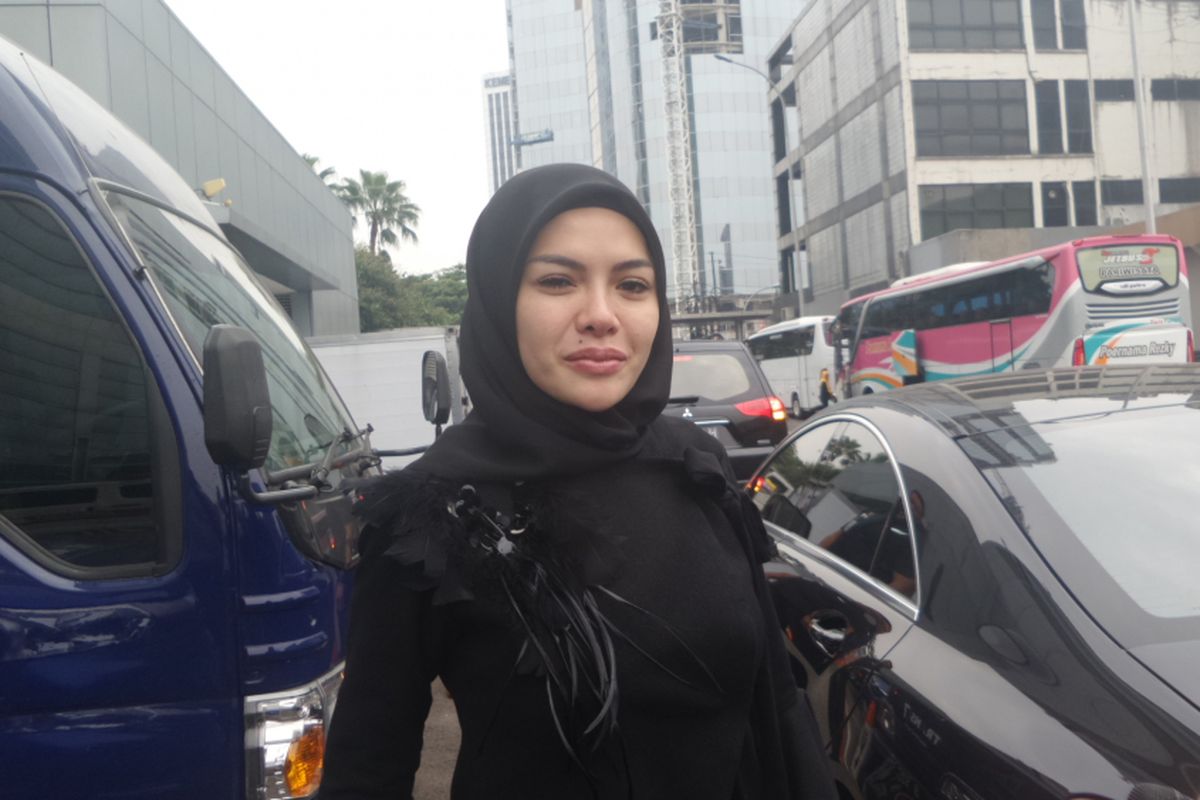 Nikita Mirzani berpose di halaman Gedung Trans, Mampang Prapatan, Jakarta Selatan, Selasa (7/8/2018).